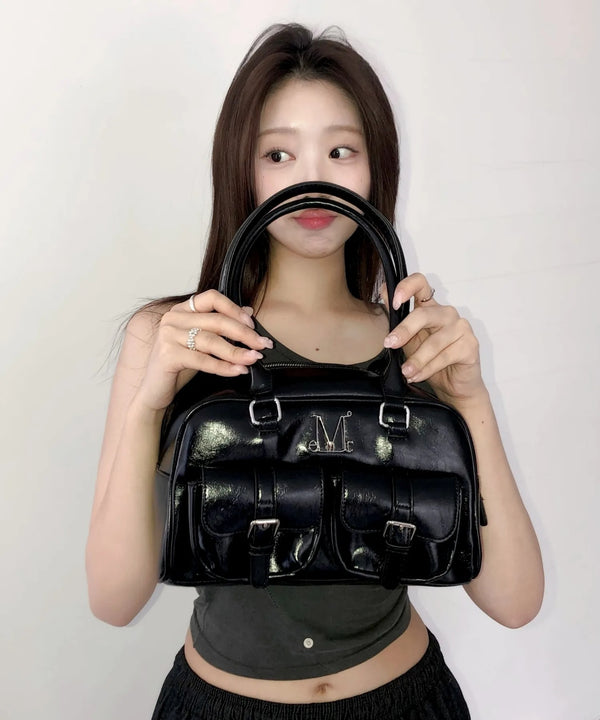 MUCENT(ムセント)/軽量 ショルダー ハンドバッグ/BIRUS METAL LOGO ENAMEL 2-BELT POCKET SHOULER BAG | AT1253030 | ブラック