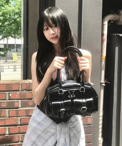 MUCENT(ムセント)/軽量 ショルダー ハンドバッグ/BIRUS METAL LOGO ENAMEL 2-BELT POCKET SHOULER BAG | AT1253030 | ブラック