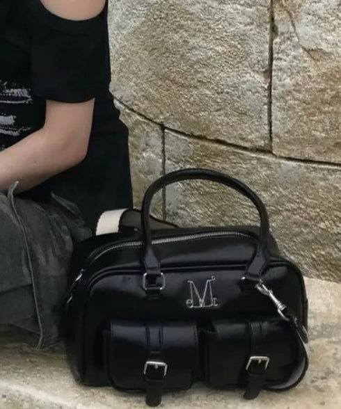 MUCENT(ムセント)/軽量 ショルダー ハンドバッグ/BIRUS METAL LOGO ENAMEL 2-BELT POCKET SHOULER BAG | AT1253030 | ブラック