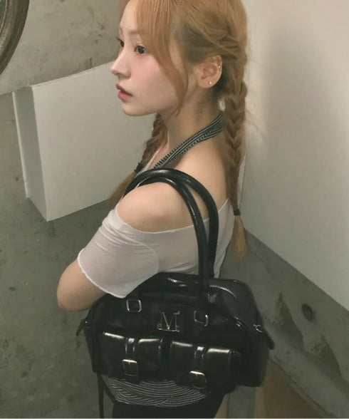 MUCENT(ムセント)/軽量 ショルダー ハンドバッグ/BIRUS METAL LOGO ENAMEL 2-BELT POCKET SHOULER BAG | AT1253030 | ブラック