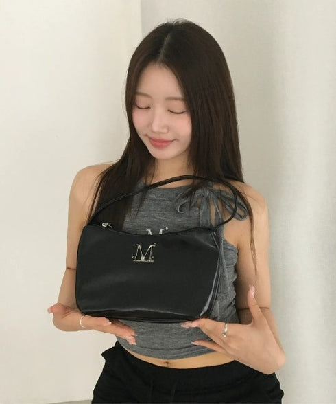 MUCENT(ムセント)/軽量 コンパクト ショルダー ハンドバッグ/MORIN METAL LOGO COMPACT SHOULDER BAG | AT1253032 | ブラック