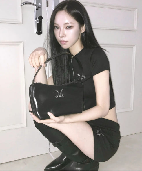 MUCENT(ムセント)/軽量 コンパクト ショルダー ハンドバッグ/MORIN METAL LOGO COMPACT SHOULDER BAG | AT1253032 | ブラック