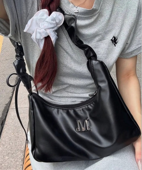 MUCENT(ムセント)/軽量 シャーリング クロス ショルダーバッグ/ROUSSEL METAL LOGO SHIRRING CROSS BAG | AT1253033 | ブラック