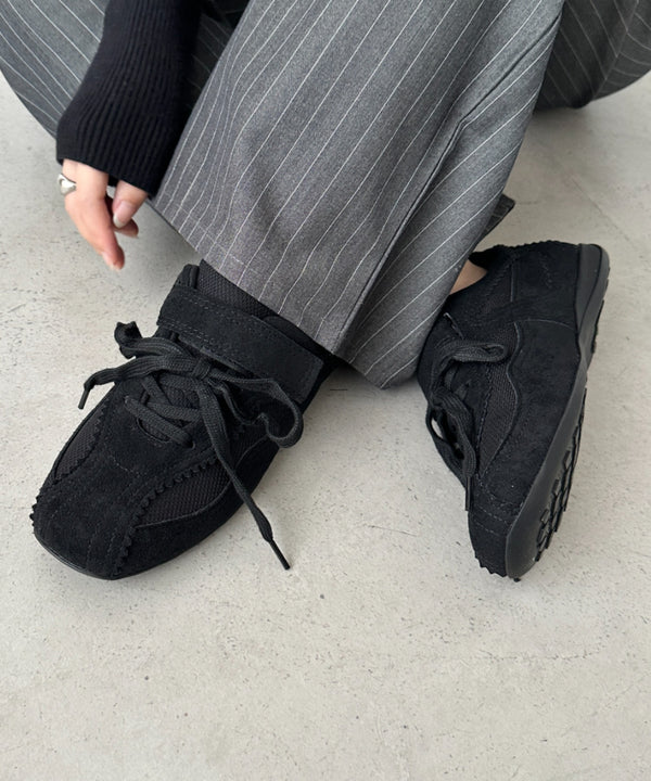 フェイクスウェードベルトスニーカー | CL3256016 | ブラック