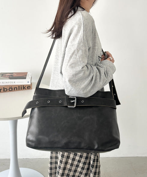 【A4サイズ対応】ベルトヴィンテージライクショルダーバッグ | CL1256022 | ブラック