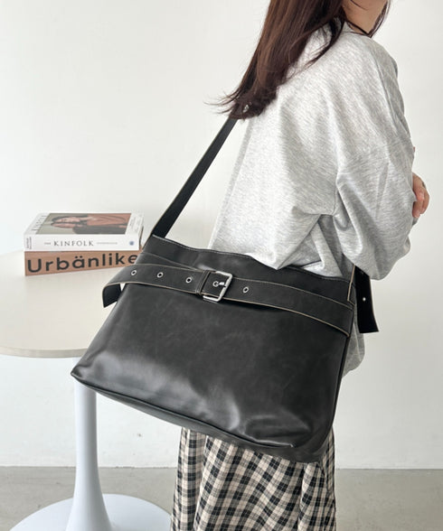 【A4サイズ対応】ベルトヴィンテージライクショルダーバッグ | CL1256022 | ブラック