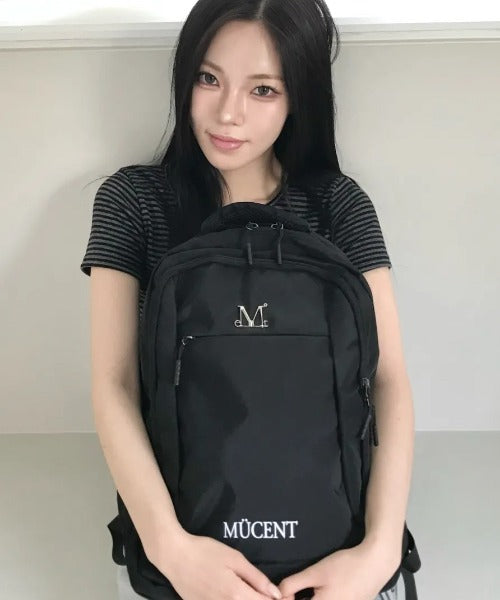 MUCENT ムセント メタルロゴ バックパック 大容量 通学 通勤 MUCENT(ムセント)/大容量 A4サイズ対応 リュック メタル ロゴ バック