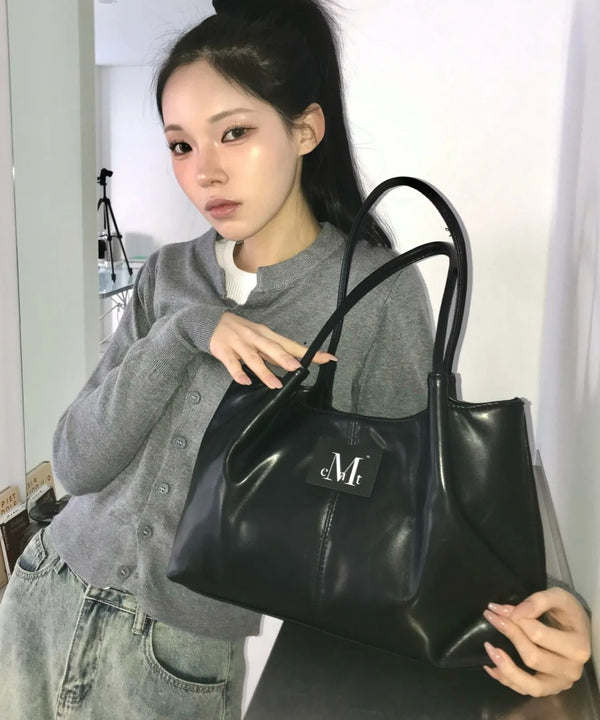 MUCENT(ムセント)/ロゴパッチ ショルダー トートバッグ/PEE MIDDLE STITCH LEATHER TOTE BAG | AT1253048 | ブラック