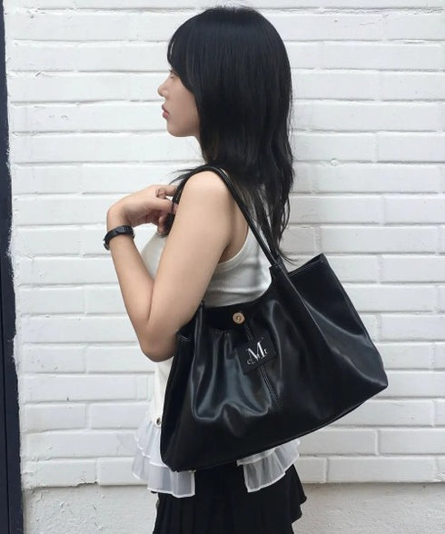 MUCENT(ムセント)/ロゴパッチ ショルダー トートバッグ/PEE MIDDLE STITCH LEATHER TOTE BAG | AT1253048 | ブラック