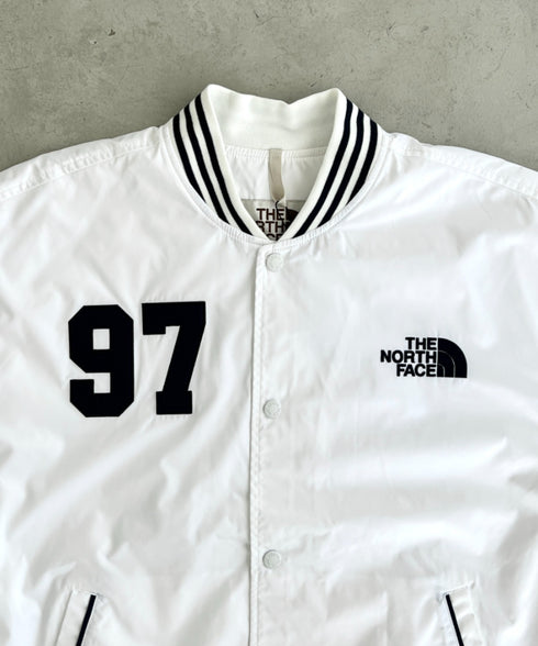 THE NORTH FACE(ザ・ノースフェイス)/ロゴ刺繍 ワッペン スタジャン ジャケット/SPORTY BOMBER JACKET | IM2253061 | オフホワイト