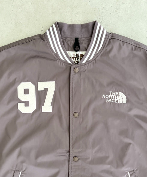 THE NORTH FACE(ザ・ノースフェイス)/ロゴ刺繍 ワッペン スタジャン ジャケット/SPORTY BOMBER JACKET | IM2253061 | ブラウン