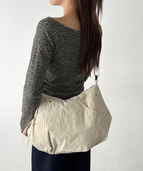 スタッズナイロンショルダーバッグ | BA1256021 | アイボリー