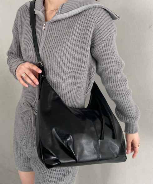 【500mlペットボトル収納可】やわらかPUショルダーバッグ | MD1253049 | ブラック