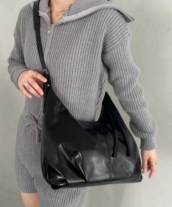 【500mlペットボトル収納可】やわらかPUショルダーバッグ | MD1253049 | ブラック