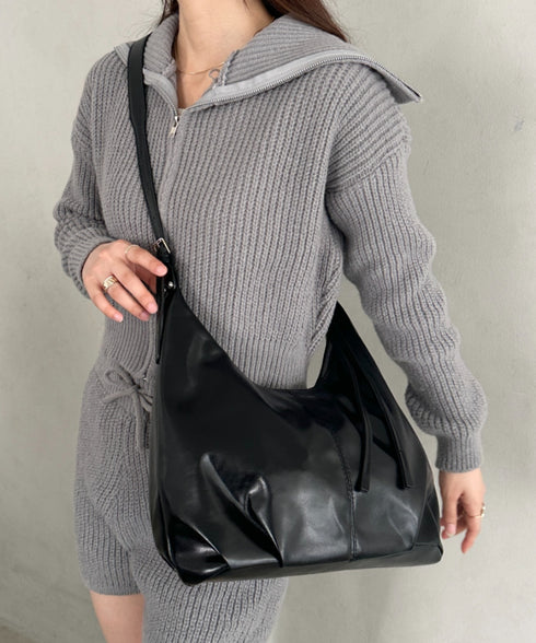 【500mlペットボトル収納可】やわらかPUショルダーバッグ | MD1253049 | ブラック