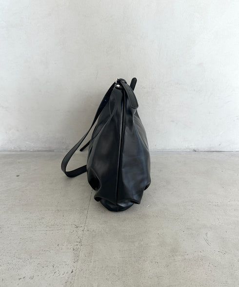 【500mlペットボトル収納可】やわらかPUショルダーバッグ | MD1253049 | ブラック