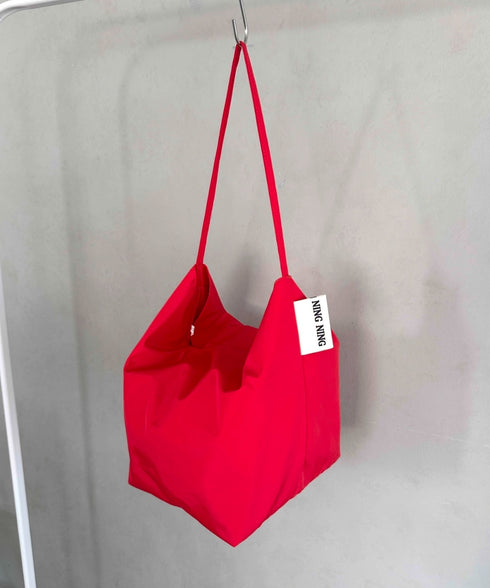 【A4収納可能】ポーチ付きナイロン大容量トートバッグ | MD1253052 | レッド