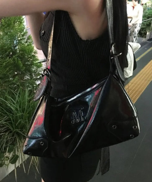 MUCENT(ムセント)/2WAY ショルダー クロスバッグ/BARB METAL LOGO 2-WAY EYELET CROSS BAG | AT1253083 | ブラック