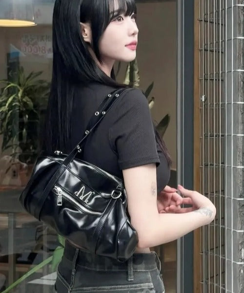 MUCENT(ムセント)/軽量 ミニ メタルロゴ ショルダーバッグ/NOX METAL LOGO EYELET STRAP SHOULDER BAG | AT1253084 | ブラック