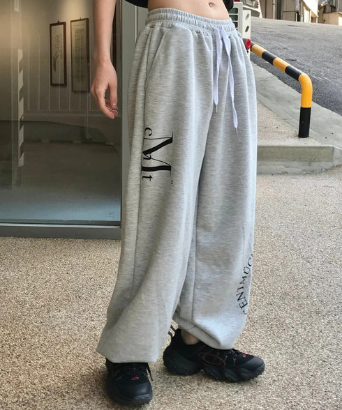 MUCENT(ムセント)/ユニセックス ワイド ルーズ ロゴ ジョガー スウェットパンツ/DIVISION WIDE SWEAT JOGGER PANTS | AT2253086 | グレー