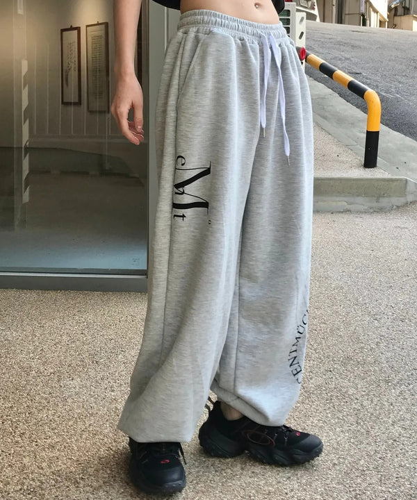 MUCENT(ムセント)/ユニセックス ワイド ルーズ ロゴ ジョガー スウェットパンツ/DIVISION WIDE SWEAT JOGGER PANTS | AT2253086 | グレー