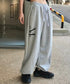 MUCENT(ムセント)/ユニセックス ワイド ルーズ ロゴ ジョガー スウェットパンツ/DIVISION WIDE SWEAT JOGGER PANTS | AT2253086 | グレー