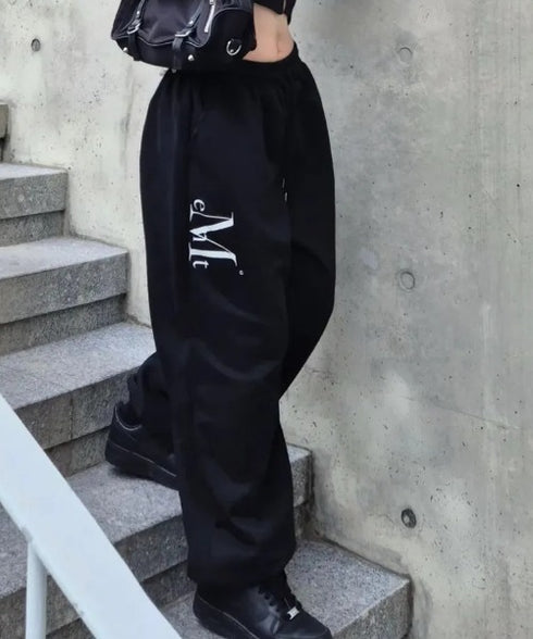 MUCENT(ムセント)/ユニセックス ワイド ルーズ ロゴ ジョガー スウェットパンツ/DIVISION WIDE SWEAT JOGGER PANTS | AT2253086 | ブラック