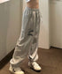 MUCENT(ムセント)/ユニセックス ワイド ルーズ ロゴ ジョガー スウェットパンツ/DIVISION WIDE SWEAT JOGGER PANTS | AT2253086 | グレー