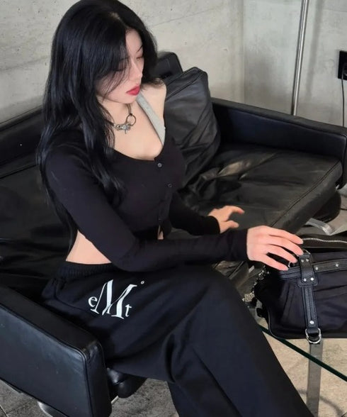 MUCENT(ムセント)/ユニセックス ワイド ルーズ ロゴ ジョガー スウェットパンツ/DIVISION WIDE SWEAT JOGGER PANTS | AT2253086 | ブラック