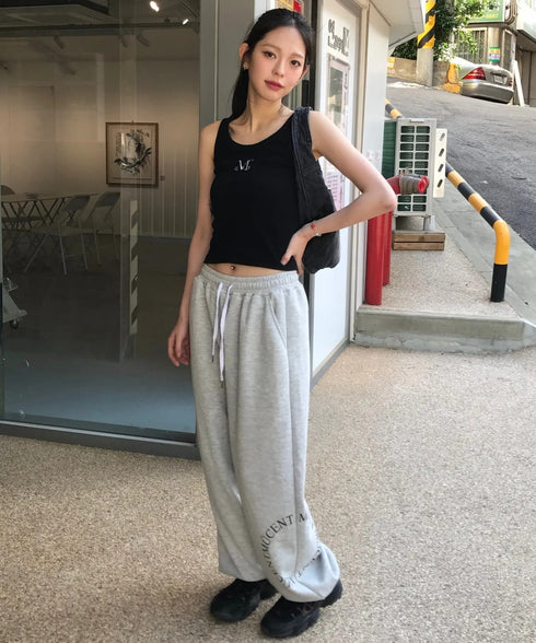 MUCENT(ムセント)/ユニセックス ワイド ルーズ ロゴ ジョガー スウェットパンツ/DIVISION WIDE SWEAT JOGGER PANTS | AT2253086 | グレー