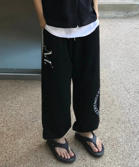 MUCENT(ムセント)/ユニセックス ワイド ルーズ ロゴ ジョガー スウェットパンツ/DIVISION WIDE SWEAT JOGGER PANTS | AT2253086 | ブラック