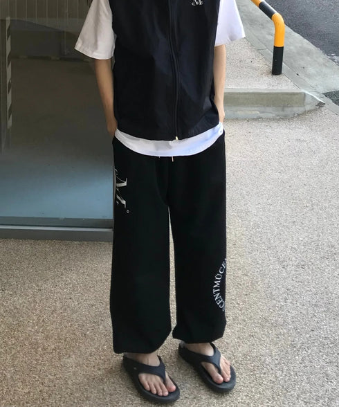MUCENT(ムセント)/ユニセックス ワイド ルーズ ロゴ ジョガー スウェットパンツ/DIVISION WIDE SWEAT JOGGER PANTS | AT2253086 | ブラック