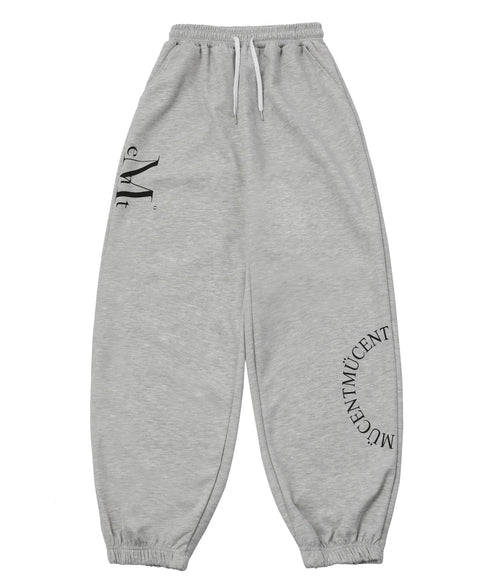 MUCENT(ムセント)/ユニセックス ワイド ルーズ ロゴ ジョガー スウェットパンツ/DIVISION WIDE SWEAT JOGGER PANTS | AT2253086 | グレー