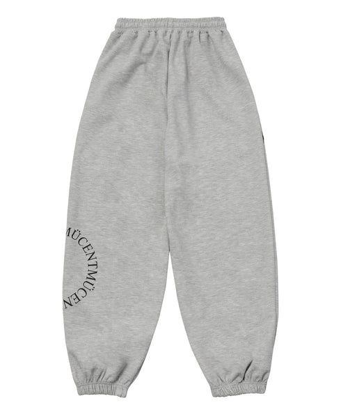 MUCENT(ムセント)/ユニセックス ワイド ルーズ ロゴ ジョガー スウェットパンツ/DIVISION WIDE SWEAT JOGGER PANTS | AT2253086 | グレー
