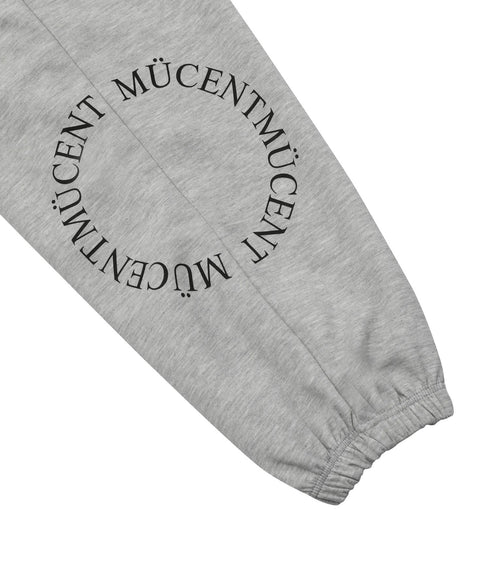 MUCENT(ムセント)/ユニセックス ワイド ルーズ ロゴ ジョガー スウェットパンツ/DIVISION WIDE SWEAT JOGGER PANTS | AT2253086 | グレー