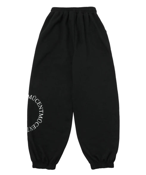 MUCENT(ムセント)/ユニセックス ワイド ルーズ ロゴ ジョガー スウェットパンツ/DIVISION WIDE SWEAT JOGGER PANTS | AT2253086 | ブラック