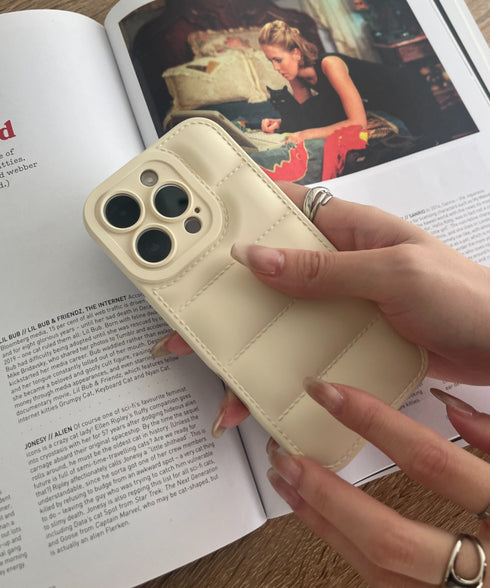 【iPhone13~iPhone16対応】ダウン風デザインスマホケース | WR6256051 | ホワイト