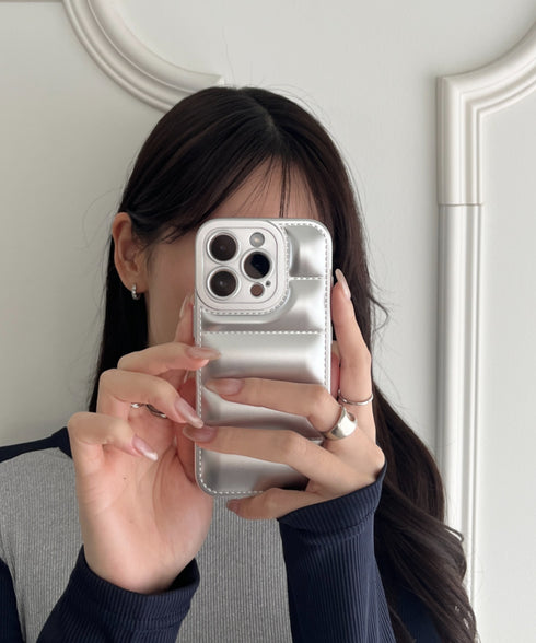 【iPhone13~iPhone16対応】ダウン風デザインスマホケース | WR6256051 | シルバー