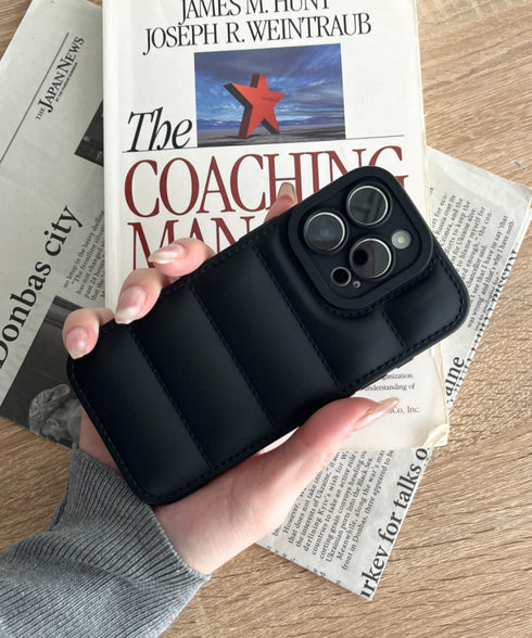 【iPhone13~iPhone16対応】ダウン風デザインスマホケース | WR6256051 | ブラック