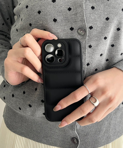 【iPhone13~iPhone16対応】ダウン風デザインスマホケース | WR6256051 | ブラック