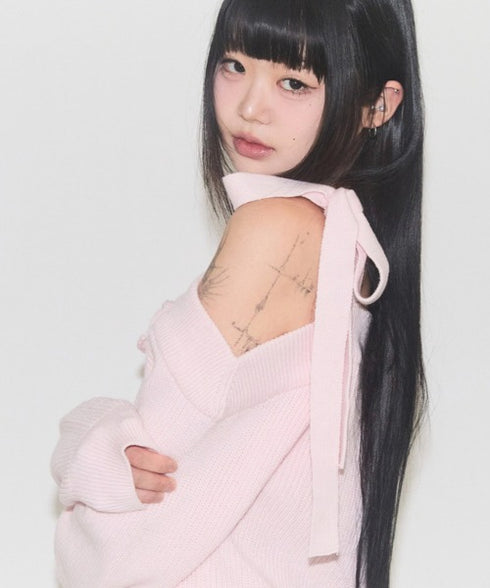 ILLIGO(イリゴ)/ブローチ付き オフショルダー ニット プルオーバー/BLOOM BOW OFF-SHOULDER KNIT | AT2254025 | ピンク