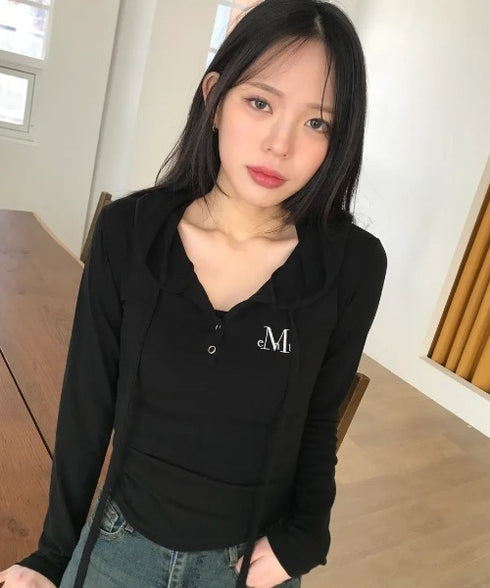 MUCENT(ムセント)/スナップボタン スリム フィット フード Tシャツ/RUEN SIGNATURE SLIM HOOD T | AT2254057 | ブラック