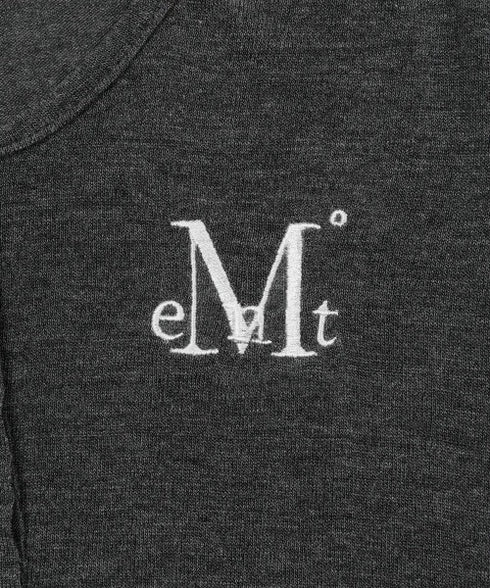 MUCENT(ムセント)/Uネック 裾ラウンド スナップボタン カットソー/HARING SIGNATURE LOGO SNAP BUTTON U NECK T | AT2254058 | チャコールグレー