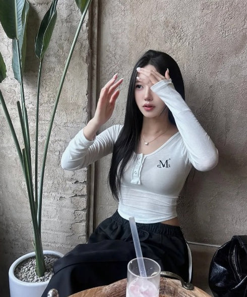 MUCENT(ムセント)/Uネック 裾ラウンド スナップボタン カットソー/HARING SIGNATURE LOGO SNAP BUTTON U NECK T | AT2254058 | ホワイト