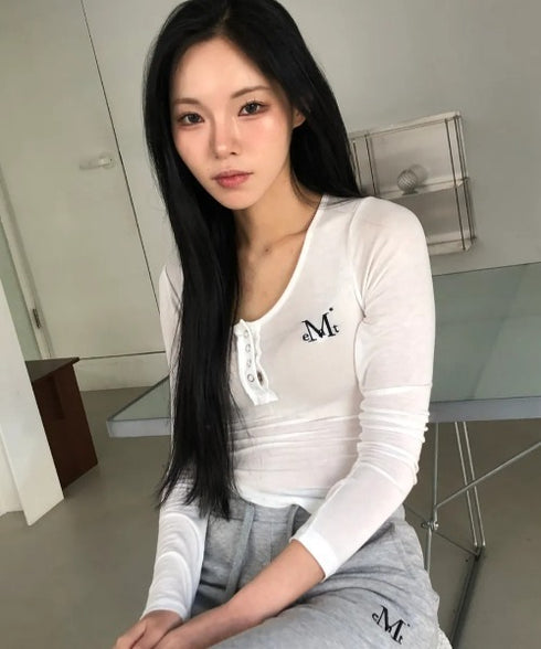 MUCENT(ムセント)/Uネック 裾ラウンド スナップボタン カットソー/HARING SIGNATURE LOGO SNAP BUTTON U NECK T | AT2254058 | ホワイト