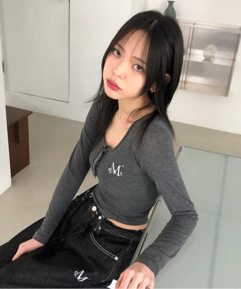 MUCENT(ムセント)/Uネック 裾ラウンド スナップボタン カットソー/HARING SIGNATURE LOGO SNAP BUTTON U NECK T | AT2254058 | チャコールグレー