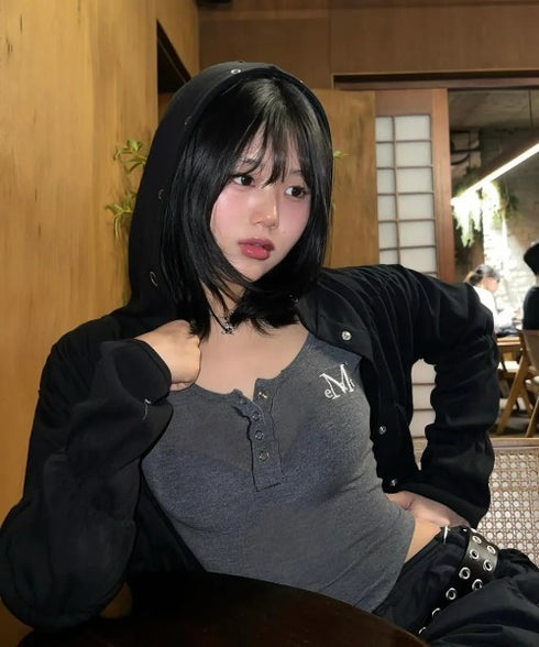 MUCENT(ムセント)/Uネック 裾ラウンド スナップボタン カットソー/HARING SIGNATURE LOGO SNAP BUTTON U NECK T | AT2254058 | チャコールグレー