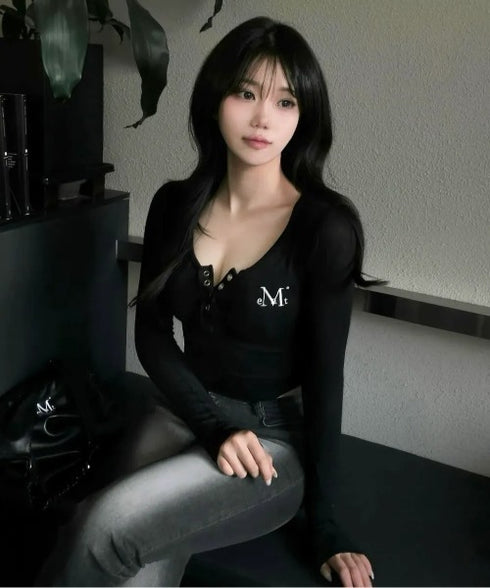 MUCENT(ムセント)/Uネック 裾ラウンド スナップボタン カットソー/HARING SIGNATURE LOGO SNAP BUTTON U NECK T | AT2254058 | ブラック