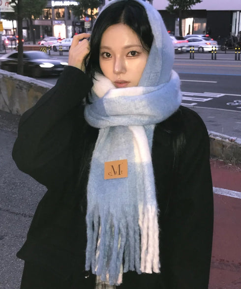 MUCENT(ムセント)/ボリューム フリンジ マフラー ロゴパッチ付き/SIGNATURE MUFFLER | AT6254043 | ブルー系その他