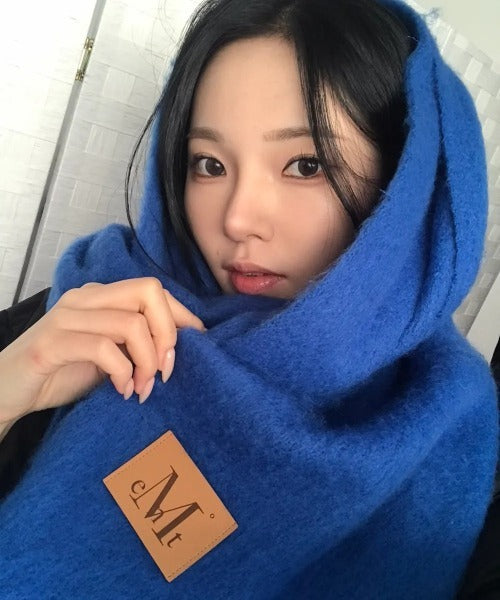 MUCENT(ムセント)/ボリューム フリンジ マフラー ロゴパッチ付き/SIGNATURE MUFFLER | AT6254043 | ブルー